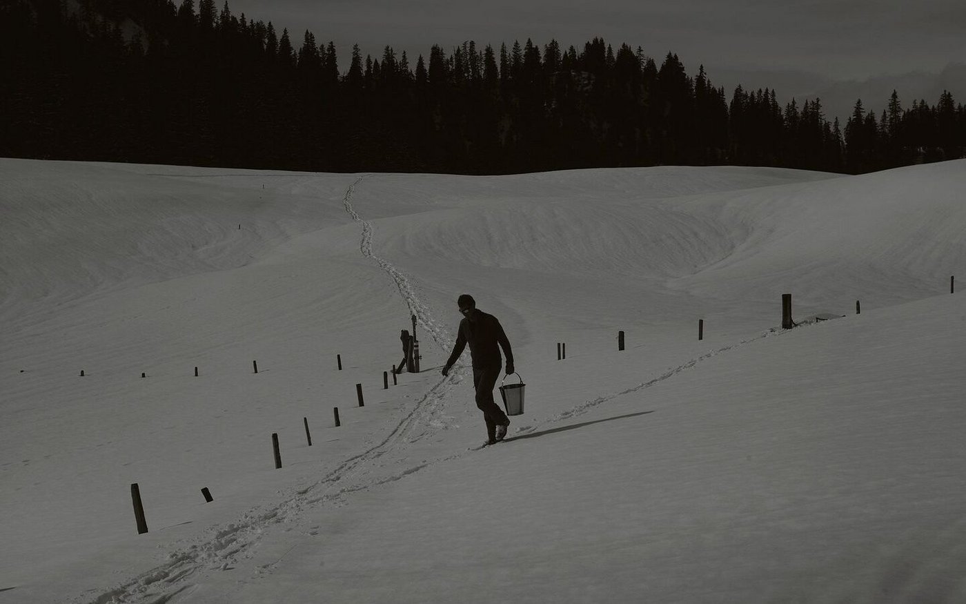 Mätthu füllt Eimer mit Wasser aus den Rohren, die er mitverlegt hat.