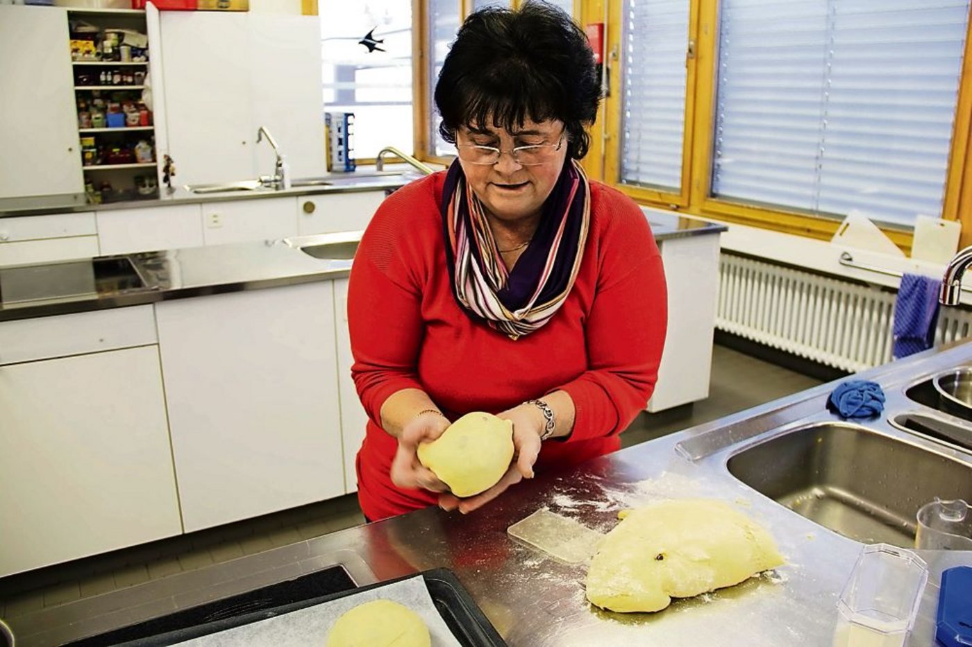 Rezepte mit Biestmilch sind für Annina Mengiardi etwas ganz Besonderes. Früher gehörten sie zum Alltag. (Bild: Martina Fontana)