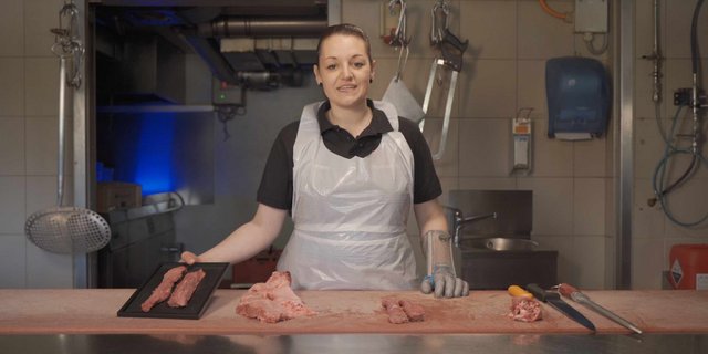 Claudia Jaun zeigt in den Videos, wie die Stücke fachmännisch geschnitten werden. (Bild zVg)