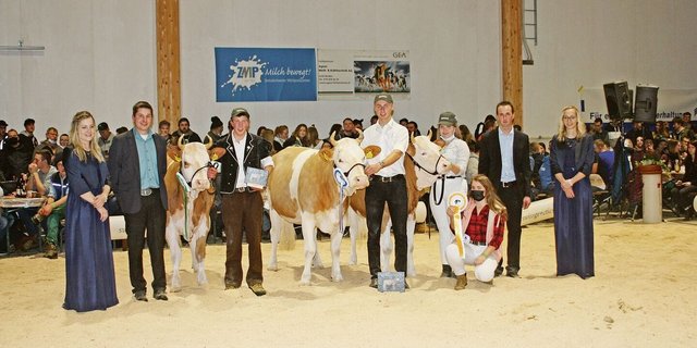 Das Podest bei den Simmental mit der Siegerin Mirk Malta von Michael Christen in der Mitte.