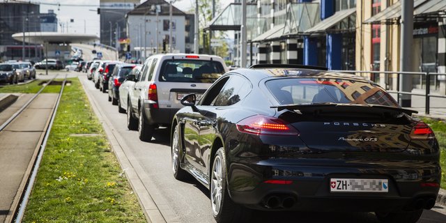 Lange Autokolonne am Schweizer Zoll in Weil am Rhein, weil Einkaufstouristen ihren Einkaufszettel abstempeln lassen müssen. (Bild Keystone/Stefan Bohrer)