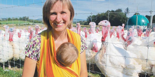 Mit ihrem schlafenden Söhnchen Dionys im Tuch besucht Heidi Helfenberger die Truten, die schon bald abgeliefert werden. (Bild Ruth Bossert)