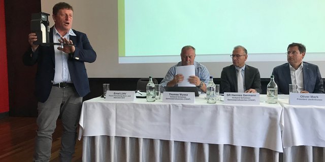 Obstproduzent Ernst Lüthi präsentiert vor den Medien eine Pheromonfalle zur biologischen Bekämpfung von Schadinsekten. Rechts im Bild Thomas Wyssa, Hannes Germann und Oliver Mark (v.l). (Bild akr)