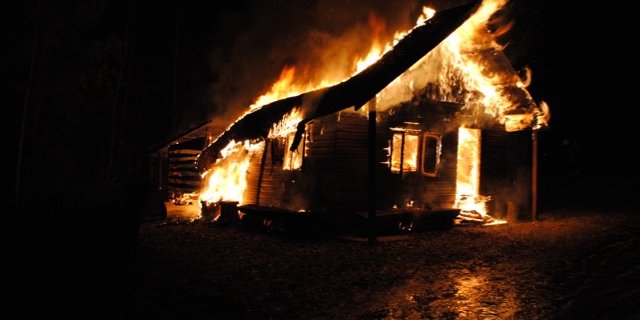 Die Jagdhütte stand in Vollbrand und war nicht mehr zu retten. (Bild Kapo SH)