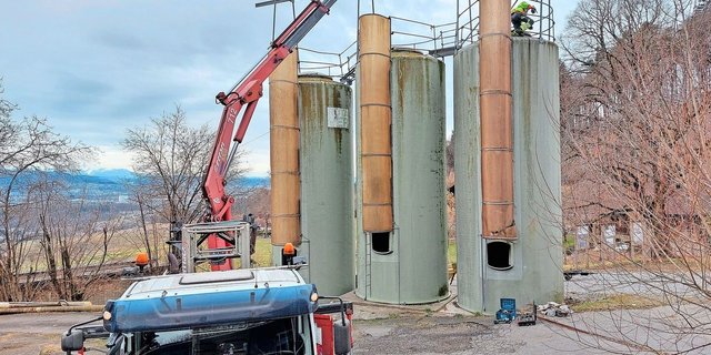 Rudimentäre Massnahmen zur Instandhaltung von Hochsilos können Landwirte und Landwirtinnen oftmals selber vornehmen. Bei gröberen Fällen muss aber der Hersteller auf Platz gerufen werden.