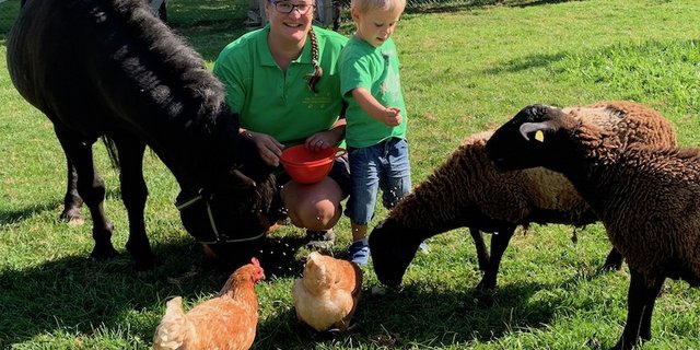 Patricia Brändle und ihr Sohn Lenny sind lieber draussen bei den Tieren als in der Küche am Kochen. (Bild Ruth Bossert)