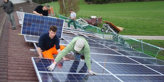 Während die Stromkonsumenten mehr bezahlen, erhalten die Betreiber von Solaranlagen künftig weniger Geld.  (Bild: BauZ)