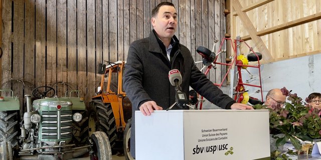 SBV-Direktor Martin Rufer an der Neujahrs-Medienkonferenz in einem Stall.