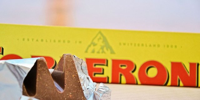 Die Dreiecksform und der Berg auf der Verpackung sind geblieben. Aber es ist nicht mehr das Matterhorn, und die Produktion erfolgt teilweise in der Slowakei statt in der Schweiz.