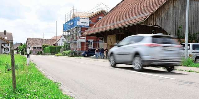 Die Autos auf der Kantonsstrasse vor dem Betrieb fahren schnell und gerade während Stosszeiten in hohen Kadenzen. 