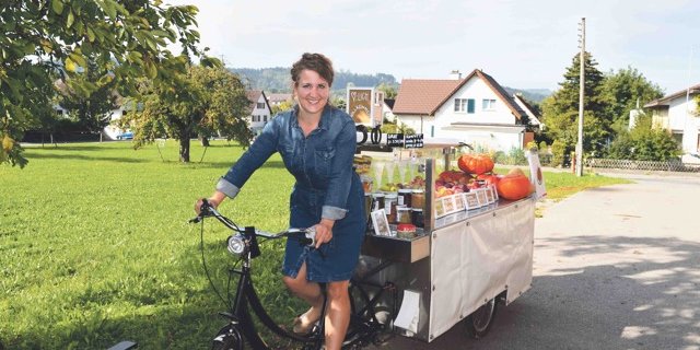Der mobile Verkaufswagen ist das jüngste Projekt der Direktvermarktung von Rahel Osterwalder.   Mit diesem kann sie leicht gut frequentierte Stellen erreichen. (Bild Isabelle Schwander)