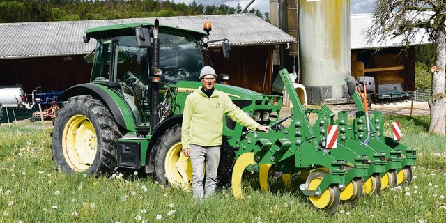 Der Löwenzahn ist ein Bodenlockerungsgerät im Frontanbau. Vor jeder Zinke läuft ein verstellbares Schneidstützrad. Meist wird die Bodenbearbeitungsmaschine hinten mit einer Sämaschine kombiniert. Das Gewicht verteilt sich gleichmässig auf den Boden.(Bilder jba)