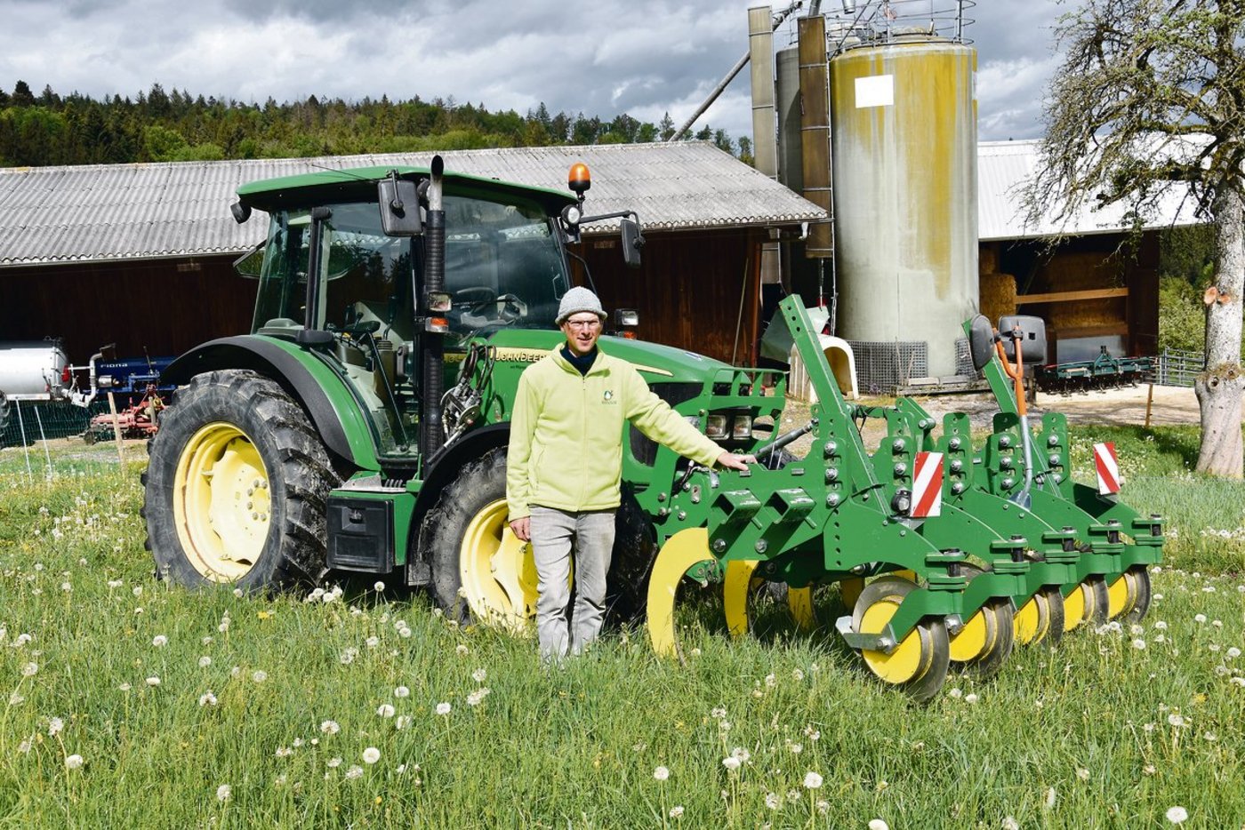 Der Löwenzahn ist ein Bodenlockerungsgerät im Frontanbau. Vor jeder Zinke läuft ein verstellbares Schneidstützrad. Meist wird die Bodenbearbeitungsmaschine hinten mit einer Sämaschine kombiniert. Das Gewicht verteilt sich gleichmässig auf den Boden.(Bilder jba)