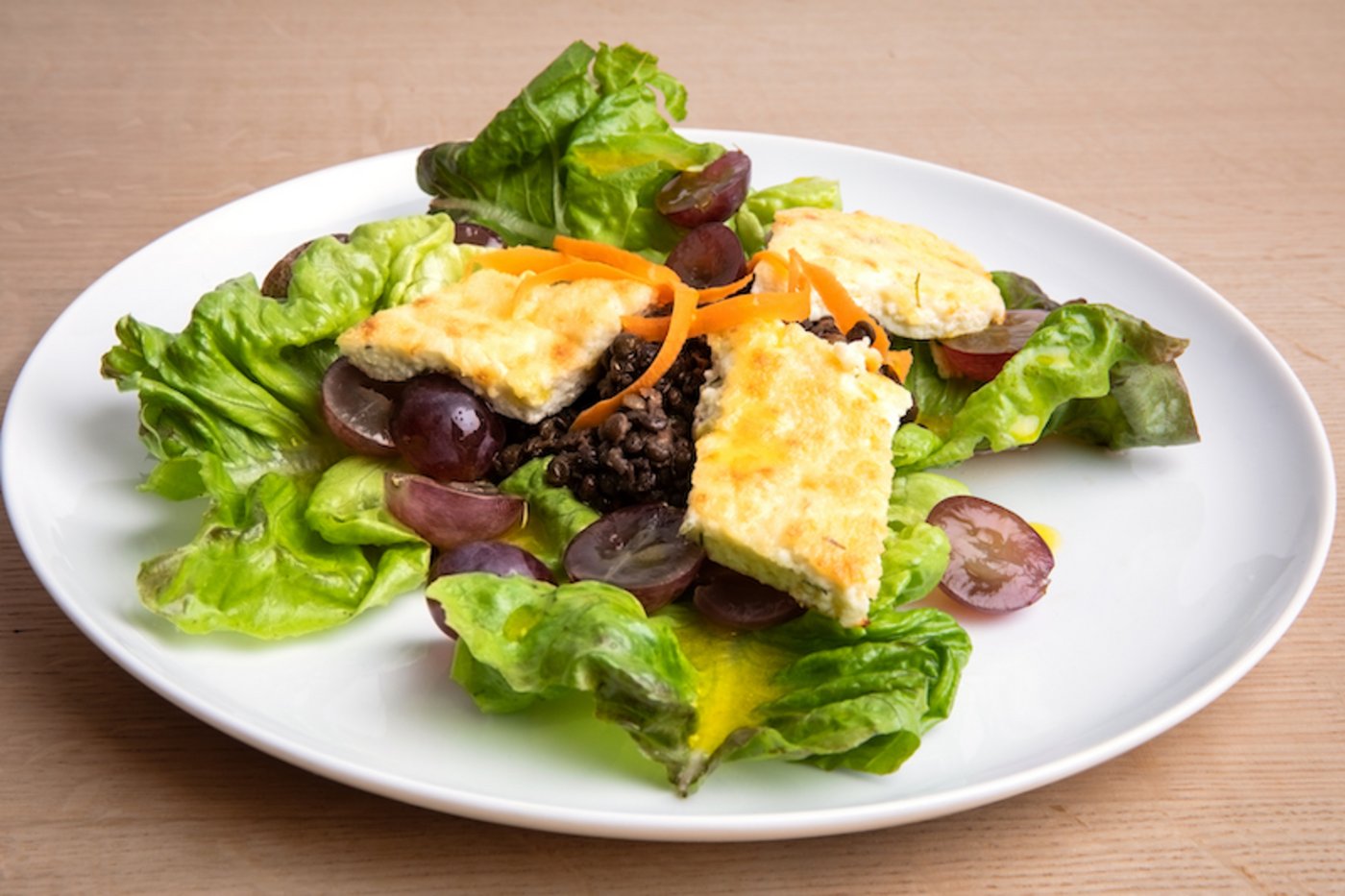 Linsensalat mit Traubenbeeren und gebackenem Ricotta. (Bild Ueli Christoffel/SRF)
