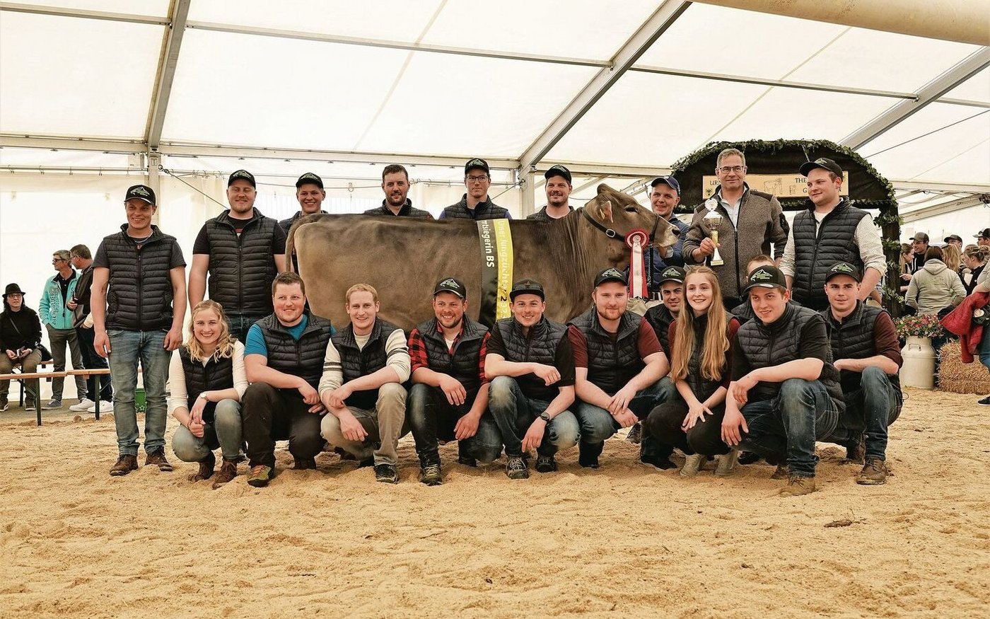 Das OK der Jubiläumsschau mit Rind Troya, der Gesamtsiegerin beim Braunvieh.