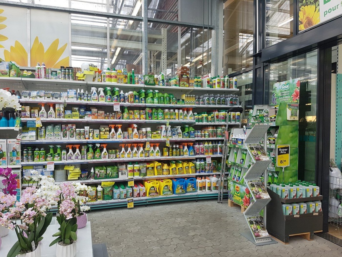 Im Gegensatz zu Landwirtinnen und Landwirten sind Laien, die im Detailhandel Pfalnzenschutzmittel kaufen können, nicht im Umgang damit geschult. (Bild Umweltamt des Kantons Jura)