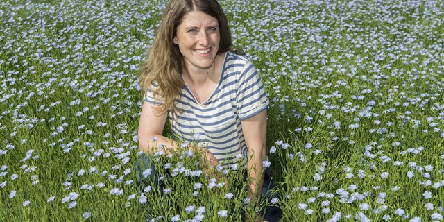 Anna Böhlen inmitten eines blühenden Leinfeldes. (Foto: Miriam Kohlmann)