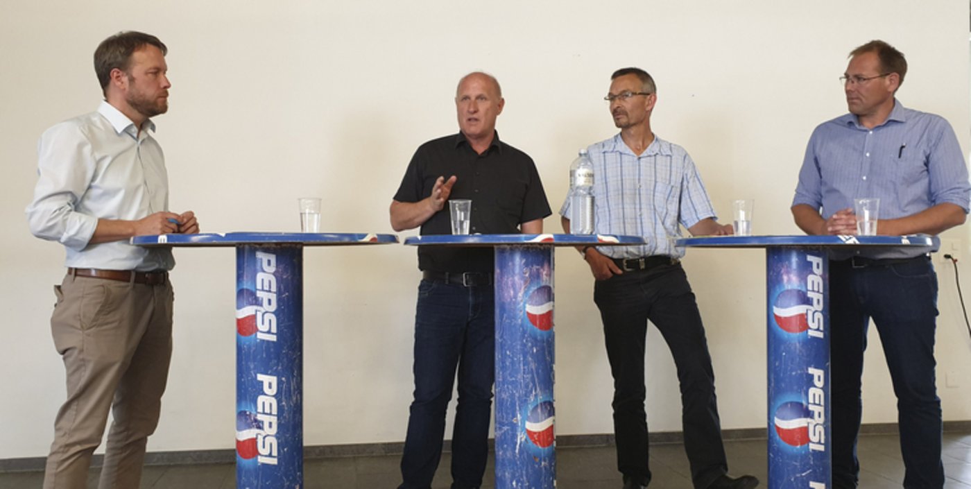 Roland Wyss (Präsident SAJ), Fritz Rothen (Geschäftsführer IP-Suisse), Urs Brändli (Präsident Bio Suisse) und Gemüseproduzent Beat Bösiger. (Bild lid/ji)