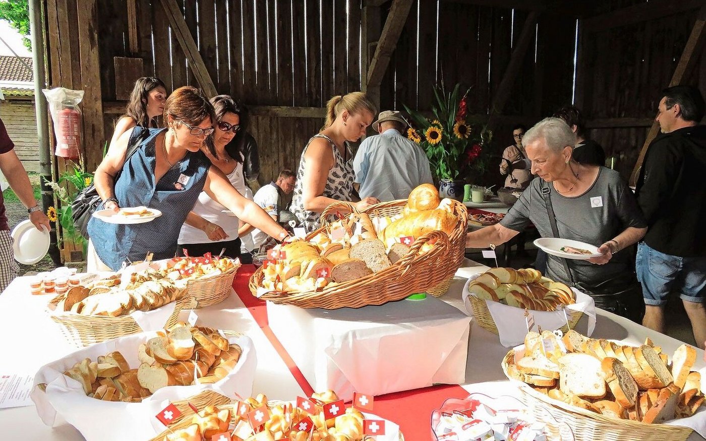 Der 1.-August-Brunch ist beliebt, bedeutet für die Gastgeberfamilien aber viel Aufwand. Letztes Jahr hatten sich 281 Höfe angemeldet, bisher sind es deutlich weniger.