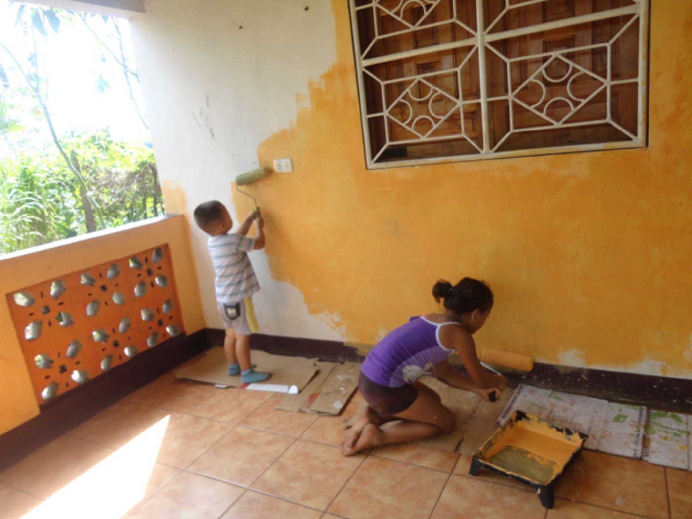 Dario und das Nachbarsmädchen Wendy helfen beim Streichen. (Bild Mirka Lötscher)