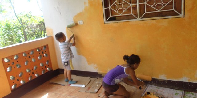 Dario und das Nachbarsmädchen Wendy helfen beim Streichen. (Bild Mirka Lötscher)