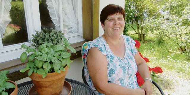 Rosmarie Saxer musste schon früh zu Hause anpacken, da ihre Mutter krank war. Nebst der Hofarbeit machen ihr das Haushalten und die Handarbeit Freude. Immer häufiger gönnt sie sich gerne mal etwas Freizeit und Erholung. (Bild Margreth Rinderknecht)