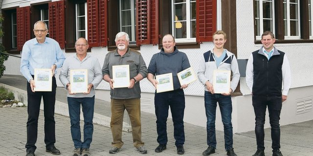 Vier der anwesenden Züchter der 100 000er-Kühe mit Braunvieh-Schweiz-Direktor Lucas Casanova (l.) und Cyrill Gauch (r.).