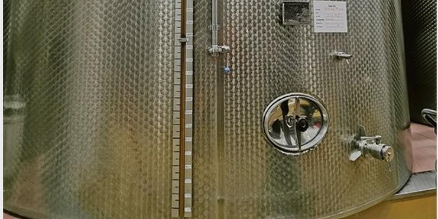 Die Tanks sind mit  Obstsaft-Konzentrat gut gefüllt, deshalb  steigen die Mostobst-Rückbehalte an. (Bild Ramseier Suisse AG)