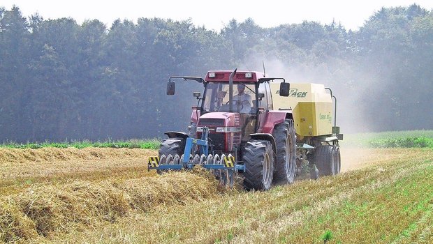 Schon bald werden die Ballenpressen wieder Hochbetrieb haben. Doch nicht alle lassen sich gleich versichern.  