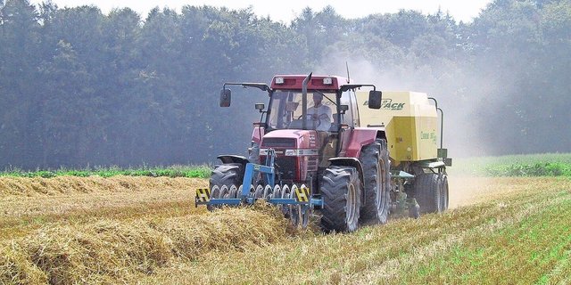 Schon bald werden die Ballenpressen wieder Hochbetrieb haben. Doch nicht alle lassen sich gleich versichern.  