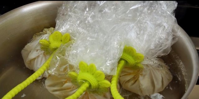 Mit einem Plastiksack lassen sich Eier ganz einfach porchieren. (Bild Screenshot gallosuisse.ch)