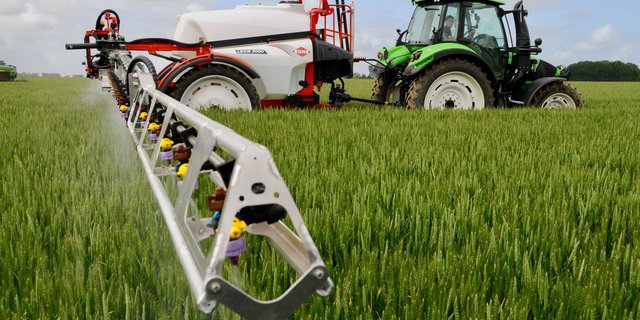 Pflanzenschutzmittel-Einsatz mit einer Feldspritze von Kuhn. Foto: zVg