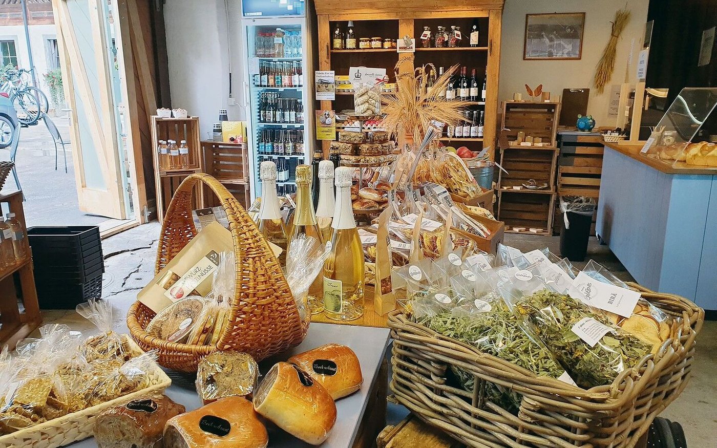 Im Hofladen auf dem Klosterareal finden Besucherinnen und Besucher ein vielseitiges Sortiment.