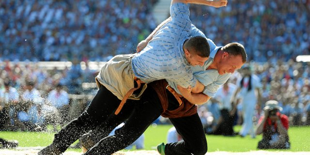 Armin Orlik (links) kommt zu Fall. Der Berner Matthias Sempach macht mit dem Bündner recht kurzen Prozess... (Bilder Swiss-Image.ch/Andy Mettler)