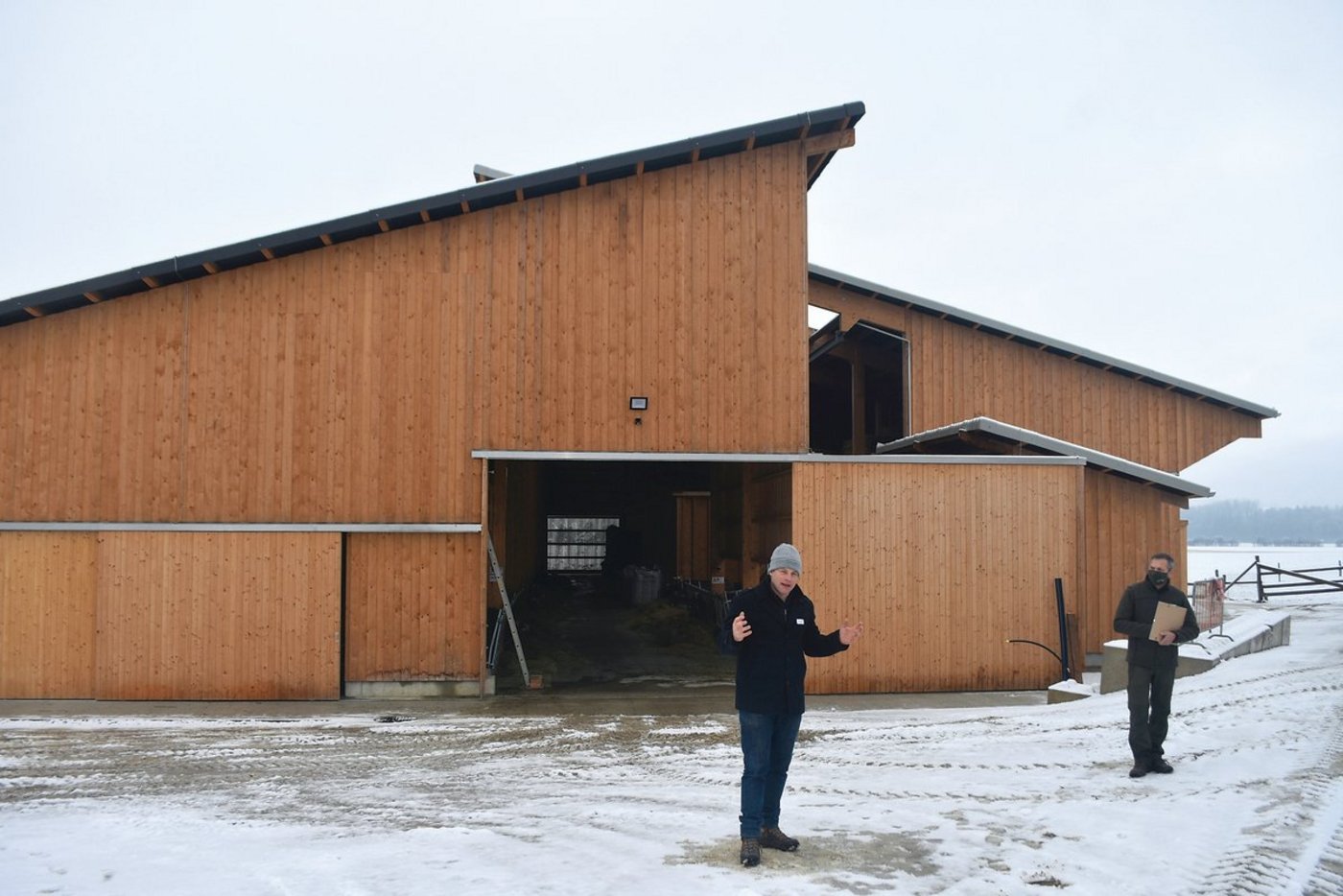 Bauherr Andreas Elliker (l.) stellt den Stallneubau vor. Paul Koch, Präsident von Lignum Ost, hört zu.(Bild Thomas Güntert)