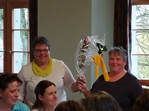 Co-Präsidentin Vrony de Quervain (links) gratuliert Hildegard Winzeler zu ihrer Wahl in den Vorstand des Verbands Schaffhauser Landfrauen. (Bild Alexandra Stückelberger)