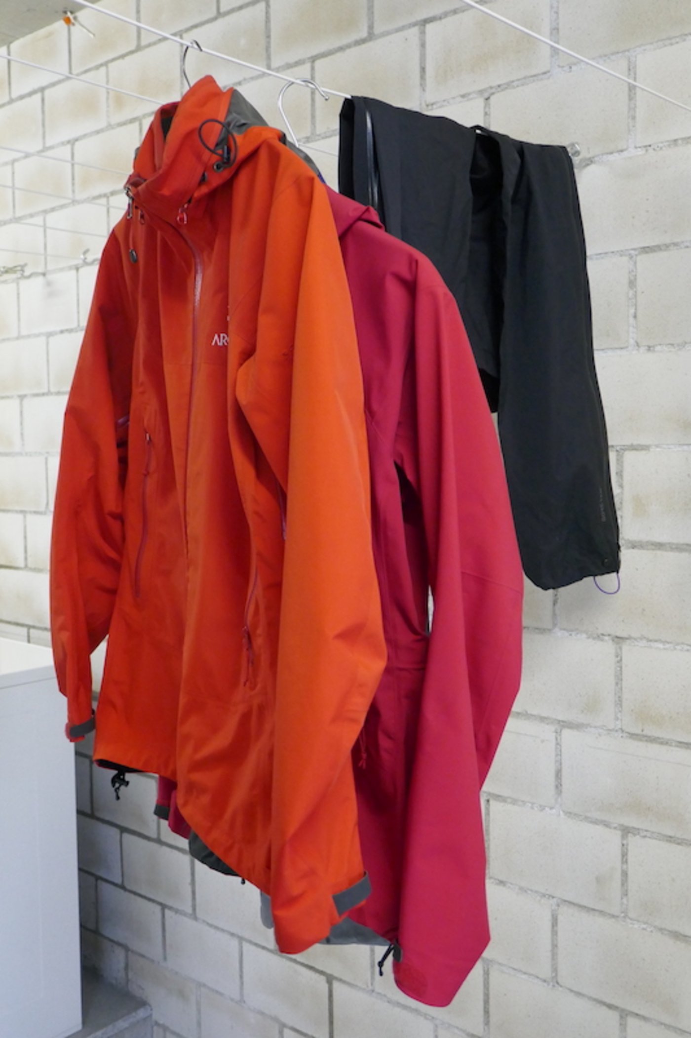 Auch wenn die  Funktionalbekleidung von aussen nicht schmutzig aussieht, sollte man sie häufig waschen. (Bilder Monika Neidhart)