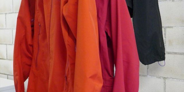 Auch wenn die  Funktionalbekleidung von aussen nicht schmutzig aussieht, sollte man sie häufig waschen. (Bilder Monika Neidhart)