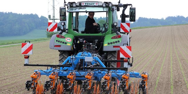 Eine von 7 Pflopf-Massnahmen: Sensorgesteuerte Hackgeräte in Reihenkulturen haben eine hohe Arbeitsleistung und sind eine Alternative zum Einsatz von Herbiziden. (Bild BBZ Arenenberg)