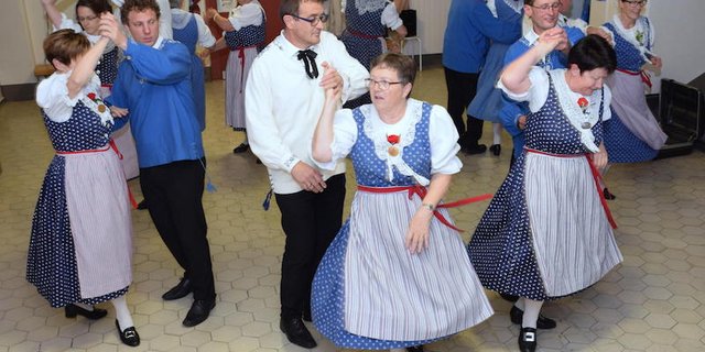 Bäuerin Rita Imhof (vorne rechts) übt mit der Trachtenvereinigung Jona SG einen Volkstanz ein. Besonders schön findet sie das Tanzen in der Tracht. Hier in der St. Galler Werktagstracht. (Bild zVg)