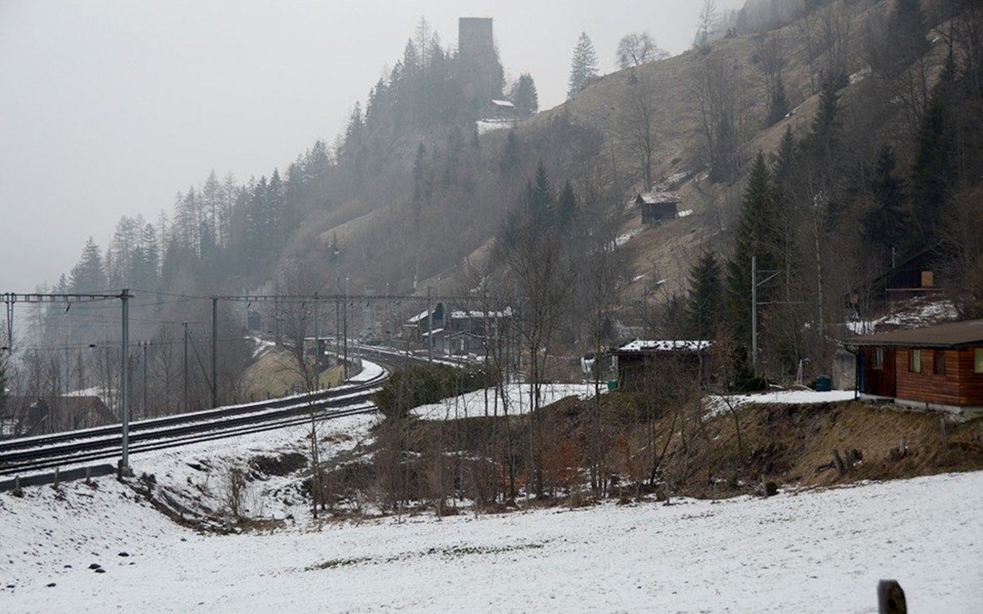 In Mitholz im bernischen Kandergrund liegen die Überreste eines Munitionslagers aus dem 2. Weltkrieg, das 1947 explodiert ist. Eine Risikobewertung kam 2018 zum Schluss, dass von den Munitionsresten eine zu grosse Gefahr ausgeht und das Lager geräumt werden muss. (Bild VBS)