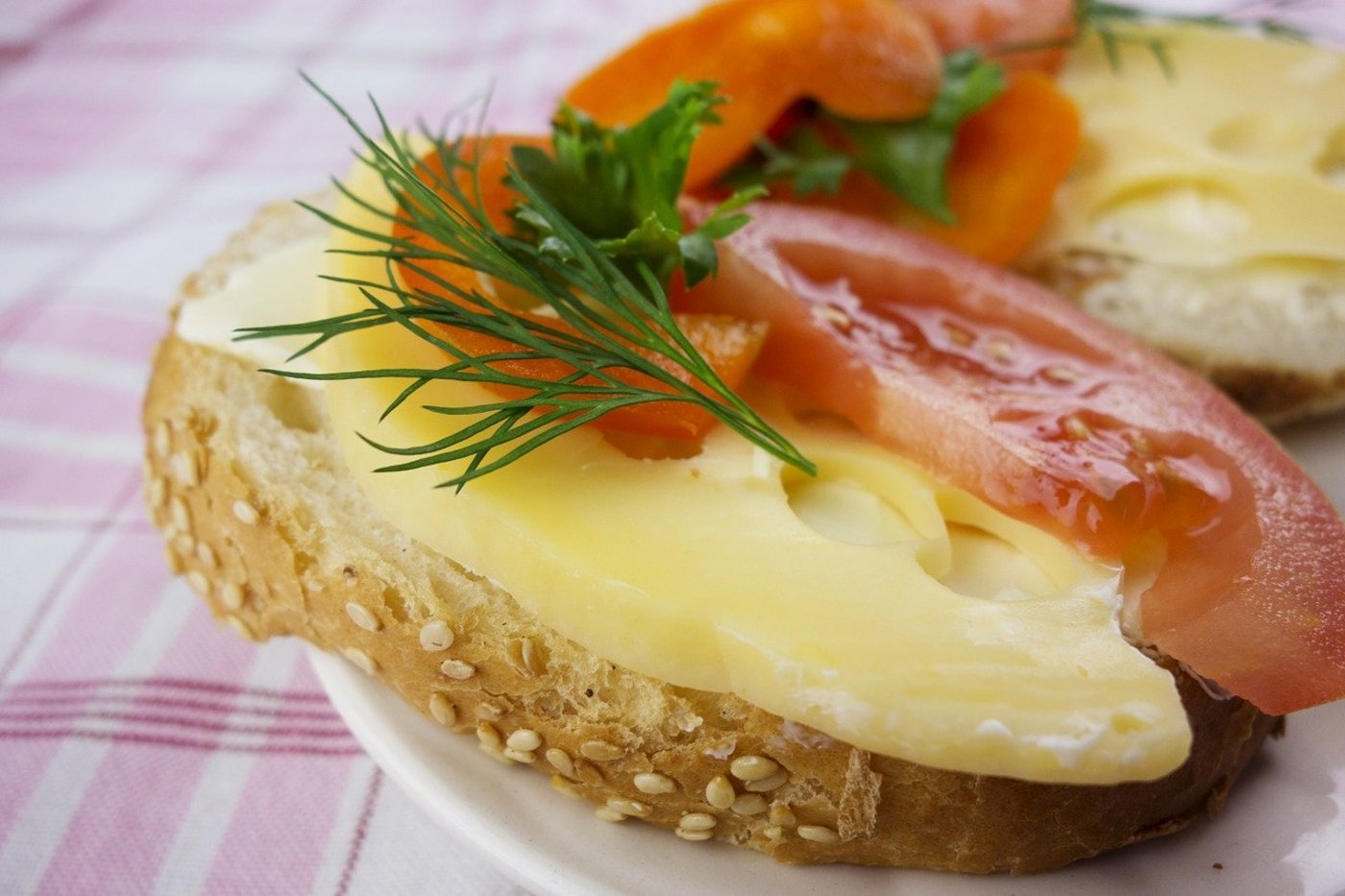 Brot vom Beck, Käse aus der Region und Gemüse aus dem Garten – regionales Essen ist im Trend. Zwar nicht erst seit Corona, aber durch die Pandemie noch mehr. (Bild Pixabay)