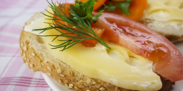 Brot vom Beck, Käse aus der Region und Gemüse aus dem Garten – regionales Essen ist im Trend. Zwar nicht erst seit Corona, aber durch die Pandemie noch mehr. (Bild Pixabay)