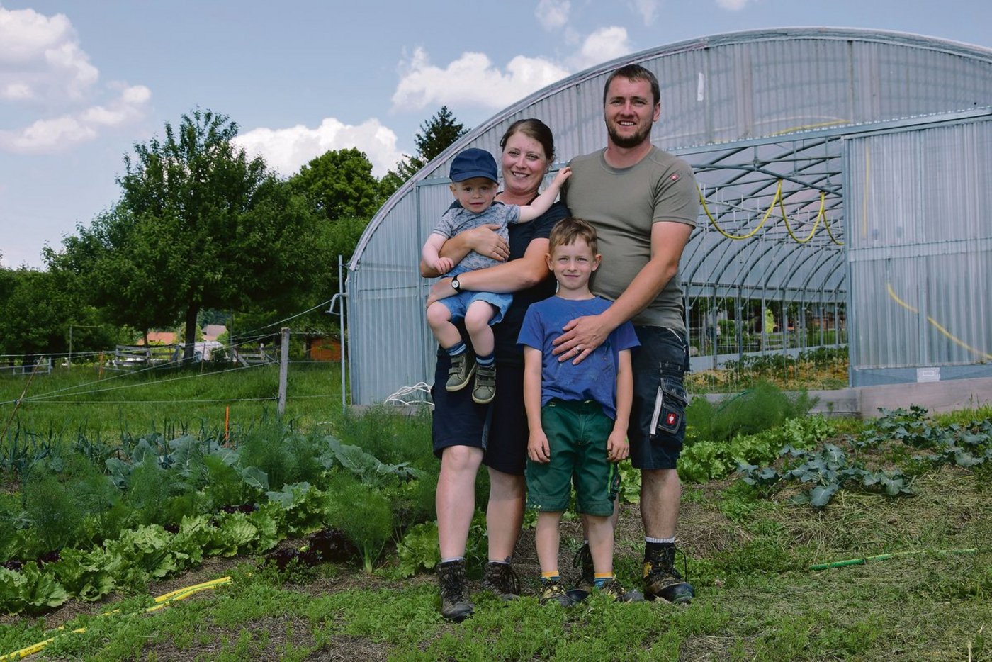 Dominique und Stefan Löffel mit Joshua (1.5 Jahre) und Elia (7 Jahre) produzieren auf ihrem Betrieb unter anderem Gemüse für einen Hofladen in Langnau BE.(Bild jw)