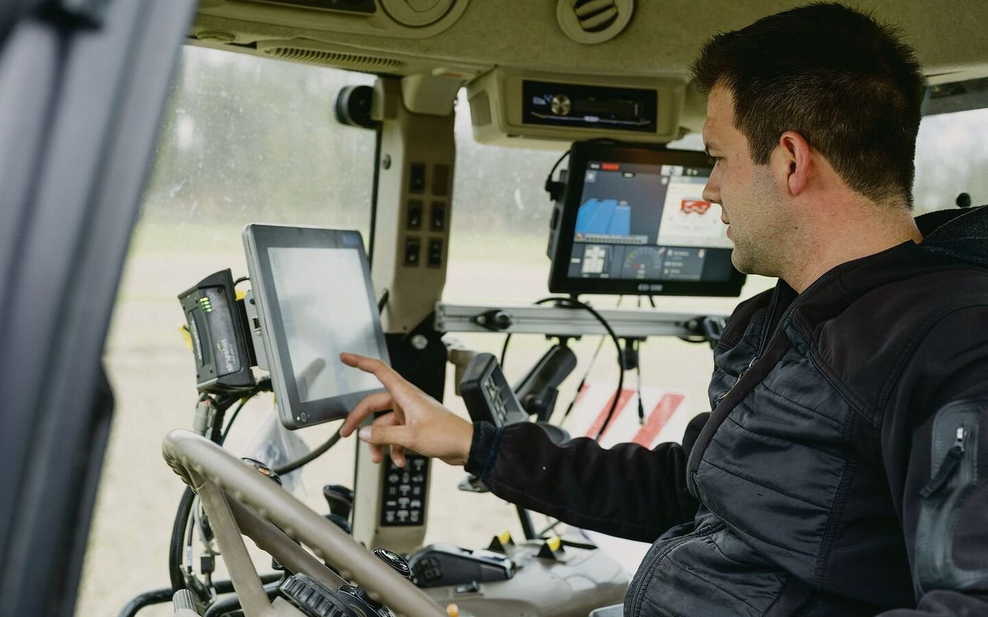 Hochpräzise Satellitendaten helfen Roman Käser, die einzelnen Felder des Pflanzgartens ganz genau nach Plan anzulegen.