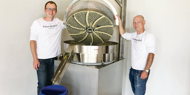 Ueli Kilchsperger (links) und Beat Voegeli zeigen die Steinmühle mit den 300 Kilogramm schweren Granitscheiben, zwischen denen die Maische zu Senf vermahlen wird.(Bilder Alexandra Stückelberger)