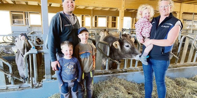 Bruno und Priska Felder (mit Patrick, Kilian und Jael) sind zufrieden: Die Arbeitsbelastung ist im hellen neuen Stall kleiner geworden.