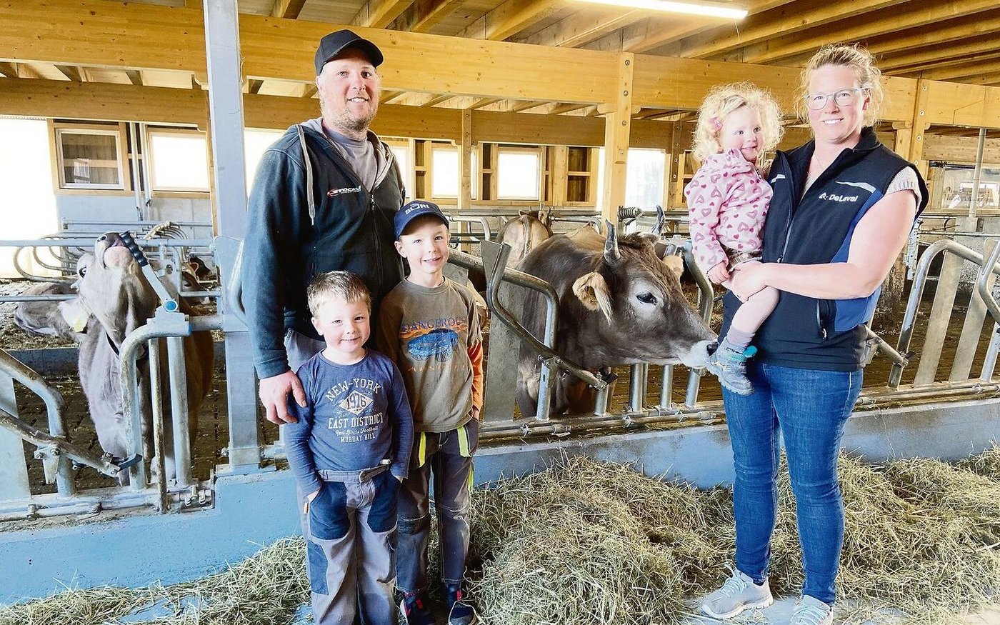Bruno und Priska Felder (mit Patrick, Kilian und Jael) sind zufrieden: Die Arbeitsbelastung ist im hellen neuen Stall kleiner geworden.