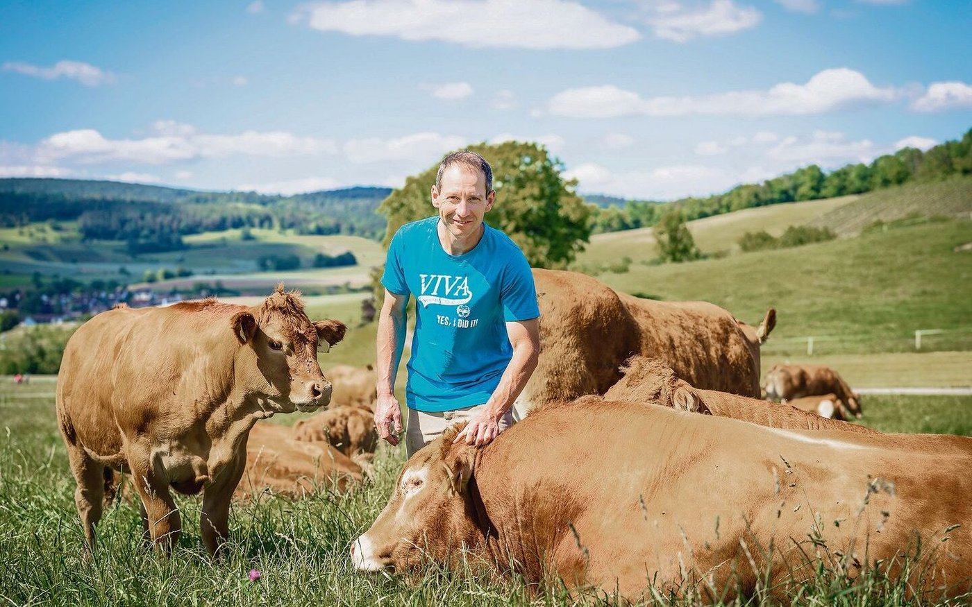 Reto Pfister aus Bözen ist einer von rund 34 Betriebsleitenden, die ihre Produkte unter dem Jurapark-Label verkaufen; Familie Pfister hat ihr Natura-Beef, Wein und Spirituosen mit dem Parklabel zertifiziert. Die anfängliche Skepsis ist verflogen.  