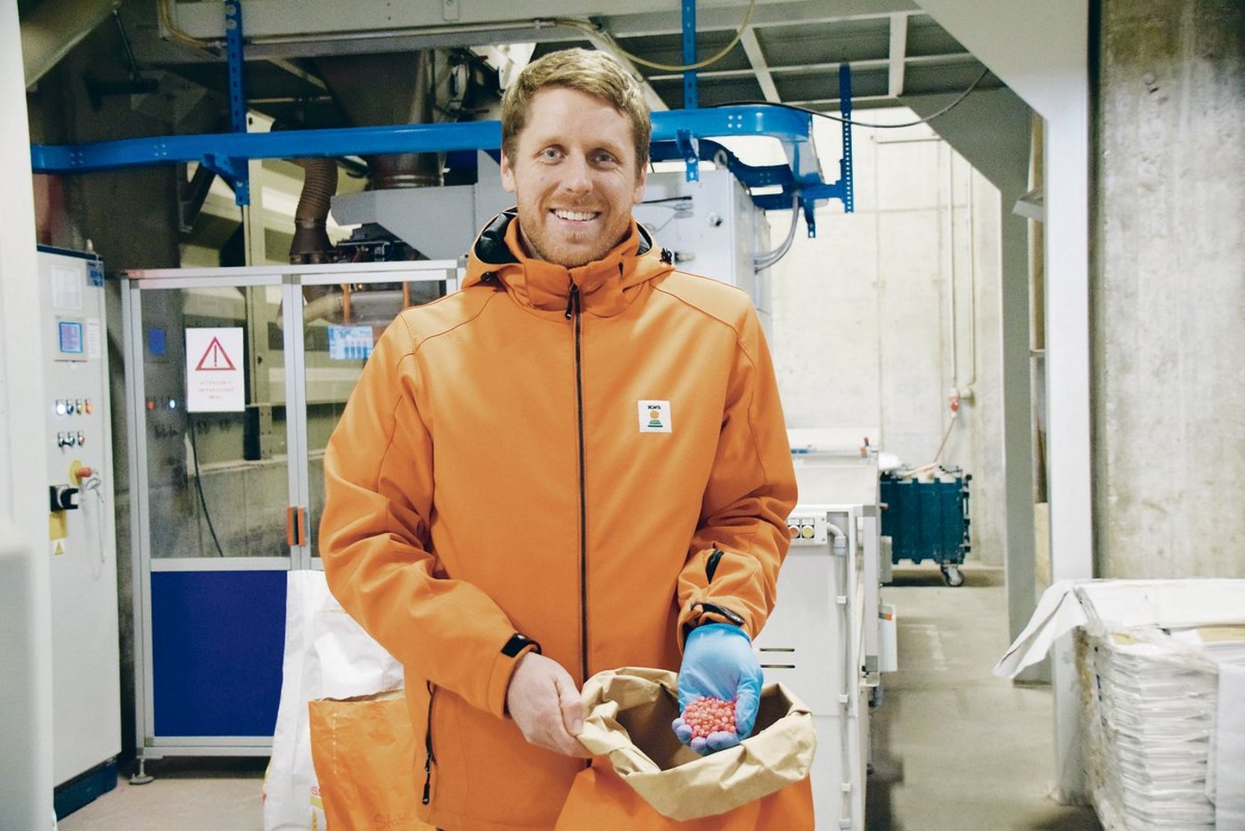 Rund die Hälfte des Saatgutbedarfs von KWS wird in Moudon VD aufbereitet. Lucas Vogt zeigt einige frisch gebeizte Maiskörner.(Bild Jasmine Baumann)